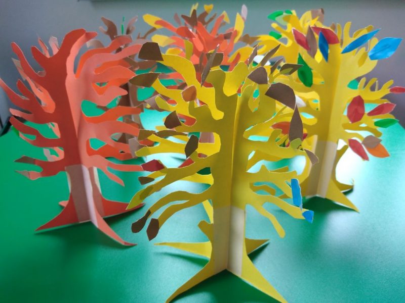 Kolorowe drzewka wykonane z papieru w przestrzennym formacie 3D