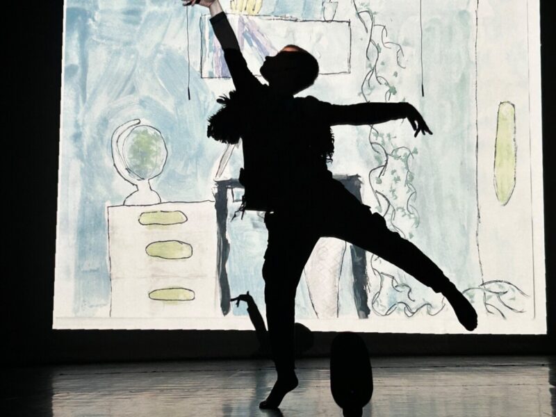 Nastolatek tańczący na scenie Broadway.