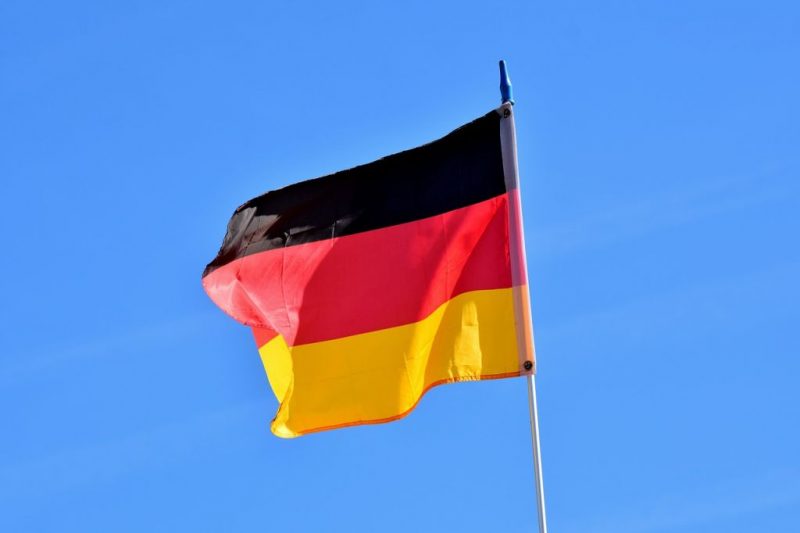 Flaga niemiecka powiewa na niebie
