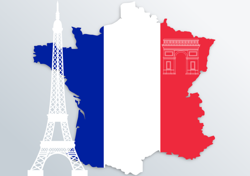 Trójkolorowa flaga Francji w tle symbole Francji: wieża Eiffla i łuk triumfalny