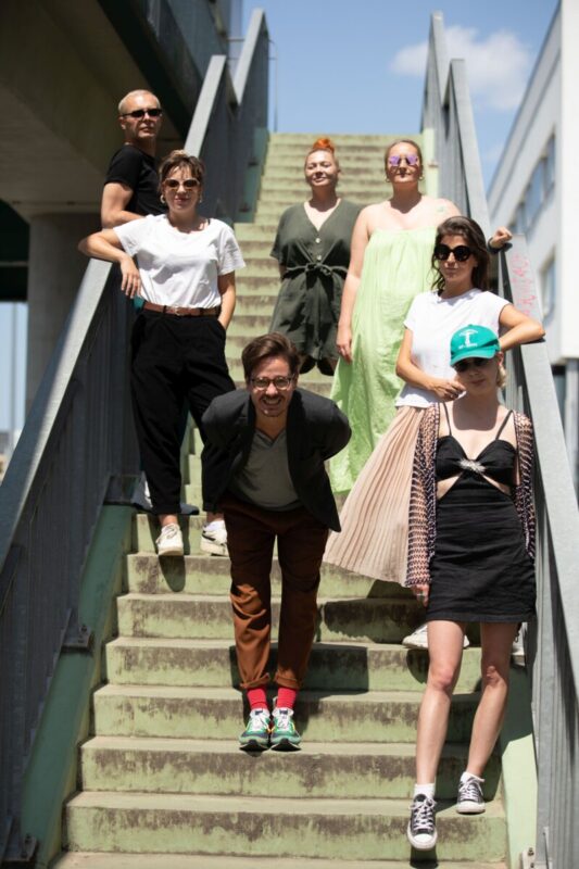6 osób stoi na schodach kładki w upalny letni dzień
