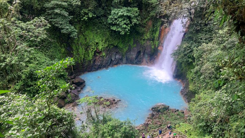 Turkusowa rzeka i wodospad w Parku Narodowym Tenorio. Tutaj rosną słynne lasy chmurowe. Kolorowa rzeka to jedno z najbardziej niezapomnianych miejsc w Kostaryce.