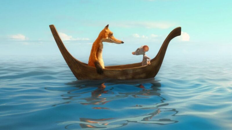 Drewniana łódka pływająca po wodzie. W łódce siedzą mysz i lis.