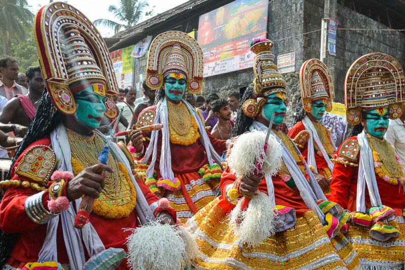 Podczas rytuałów i festiwali w Kerali tancerze, często w transie, łączą się z bóstwami lub duchami przodków.