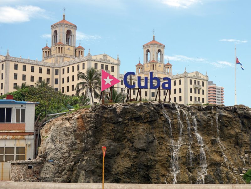 Instytucja rządowa na ułożonego z metalowych liter słowa : CUBA