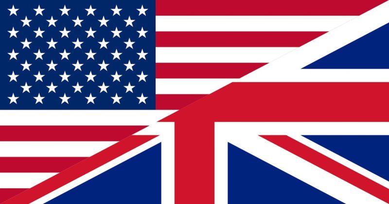 Flagi brytyjska i amerykańska, złożone w trójkąty, które łączą się ze sobą, tworząc prostokąt
